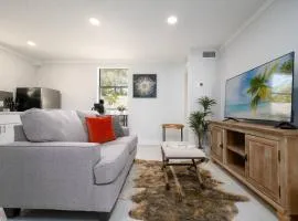 Be A Nomad - Entire Triplex - Steps to the beach