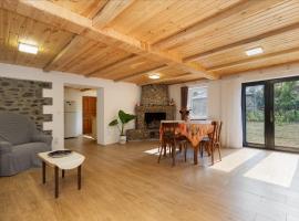 La-Marti, Idyllische Unterkunft mit Kamin, villa i Bagdatʼi