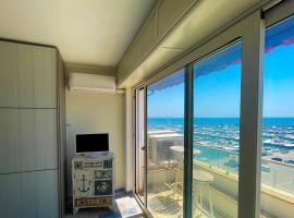 MARINA SEAVIEW APARTMENT - Central top-floor apartment with panoramic terrace, near Marina & Train Station - Nettuno, hotel u gradu Netuno