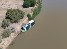 Barco Casa Pantanal Toca da Onça, barco en Poconé