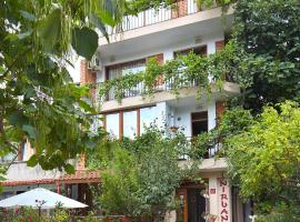Nirvana Guest House, khách sạn ở Nesebar