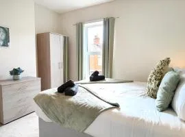 Douglas House, near Hospital, attractive and comfy 2 bedroom House with enclosed yard to rear