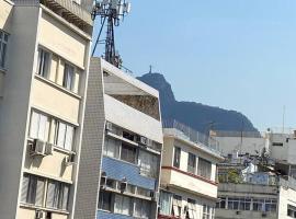 Quarto e sala vista Cristo e mar de Copacabana, khách sạn ở Rio de Janeiro