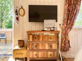 Robin Cabin with hot tub, hotel di Gloucestershire