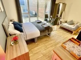 1 Bed Studio - Sleeps 2 - Parking - Wifi