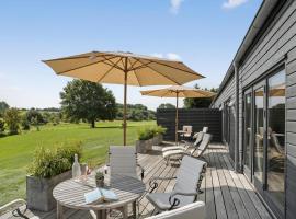 3 Bedroom Beautiful Apartment In Sams&oslash;，Onsbjerg的有停車位的飯店