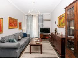 Charming & Authentic Gem - Walk to Port & Shops!, ξενοδοχείο στην Πάτρα