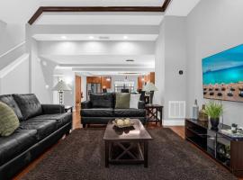 Enchanted 4BR Family Style Townhome in Disney Area, hotel v Orlandu