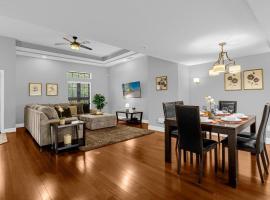 Vibrant 4BR Family Townhome 1 mile from Disney World and Disney Springs, hotel em Orlando
