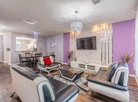 Luxury 5BR Dallas Retreat with Business Amenities - Perfect for Business Travelers, Families & Groups