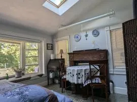 Large Suite w/ Private Bath,great location