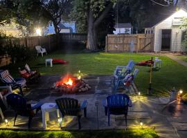 515Escape - Near downtown, private backyard, firepit, bbq, fun!, hotel de playa en Lake Geneva