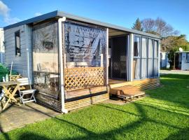 Te Puru B8 - 2 bedroom chalet、Te Puruのキャンプ場
