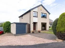 20 mins to Edinburgh 3 bedroom detached family house Wi-Fi Parking
