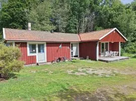 Hus på landet nära sjö