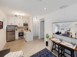 Seas the Day 1BR, Next to the Beach, ξενοδοχείο σε West Palm Beach