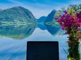 Holiday cabins with unmatched lake view in Jølster