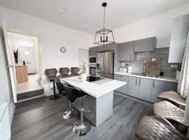 Modern 4 Bed En-suite House in Leeds - Free parking