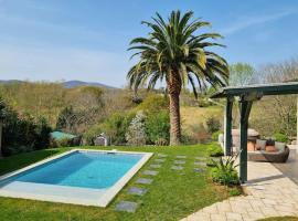 Maison avec piscine et terrain de pétanque, Hotel in Urrugne