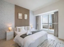 Lux 2BR with Sea Views in Marina