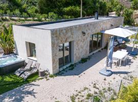 HOME&TREES - Villa Sole Jacuzzi Calme, hotel v destinaci Cagnes-sur-Mer