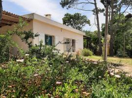 Chalet Labuada a 3 cuadras del mar, hôtel à La Aguada