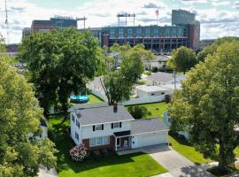 Curly's Quarters (4 Bedroom Home) w/ Lambeau view ค็อทเทจในกรีนเบย์