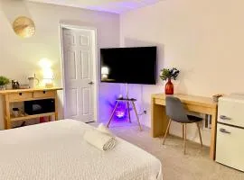 Oceanside Serenity,master bedroom with private bathroom with free parking in MDR