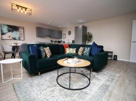 Elegant 2BR w/ Pool Table in Prime Location, hotel a Taunton