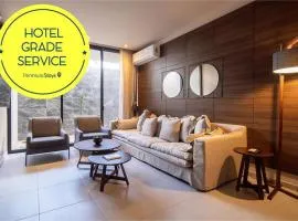 PENINSULA STAYS 2 BR Designer Apartment & 200 MB FAST WIFI New Listing!