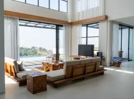 Beverly Hill Mountain City View Villa 8 bedrooms with a private heated swimming pool and a movie room