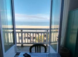 Vu Mer T2 plage centrale 6 personnes, hotel i Soulac-sur-Mer