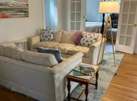 Suzy Q's Cozy Downtown Retreat