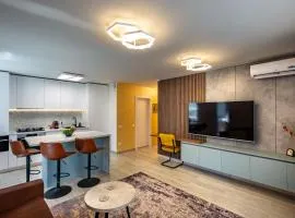 5th Floor Executive Apartment with Balcony and Free Parking