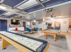 Deluxe Flagstaff Abode with Game Room and Outdoor Fun!, Hotel in Elden Pueblo