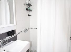 Hoboken 15 Min Train to Manhattan Full Kitchen, hotel in Hoboken