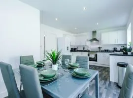 Stylish Four Bedroom House in St Helens by Eason Stays, Ideal for Weekend Getaways & Business Travellers - with Free parking!