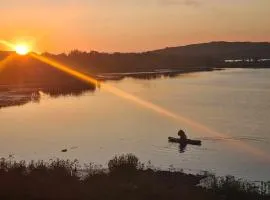 Lite hus ved sjøen