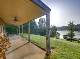 Quiet Lake Gladewater Getaway with Dock and Kayaks!
