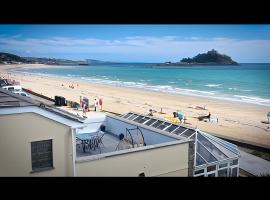 Beach House Apartment, Across St Michaels Mount, Hotel in Marazion