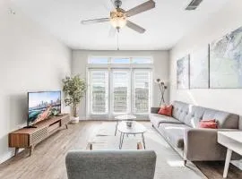 Prime SoCo King Bed 1BR & 2BR Suites w Gym, Pickleball, Laundry