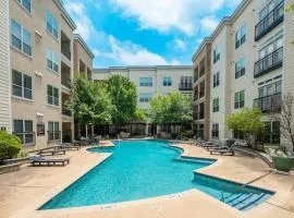 Prime SoCo King Bed 1BR & 2BR Suites w Gym, Pickleball, Laundry