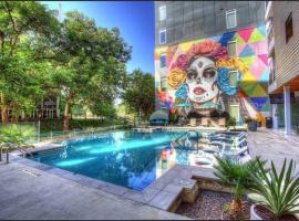 Beautiful RiverWalk Apt with Full Amenities, King Bed & Free Parking, hotel em San Antonio