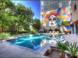 Beautiful RiverWalk Apt with Full Amenities, King Bed & Free Parking