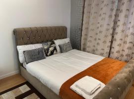Basildon 3 bed house for 8 guests- free private driveway parking, hotel in Nevendon