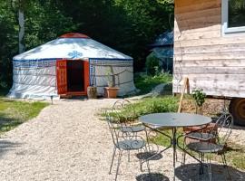 Yourte en pleine nature, glamping site in Dampierre
