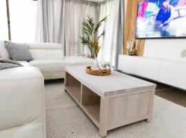 Newly renovated home near shops, m1, national forest & Koalas!, hotel in Tanah Merah