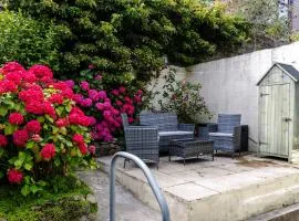 Beach Haven, Steps to Sand, Trails & Shops, Highly Rated 2-Bedroom House Minutes from Mumbles Beach with a Patio