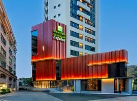 Holiday Inn Express Shanghai Jing'an Temple by IHG