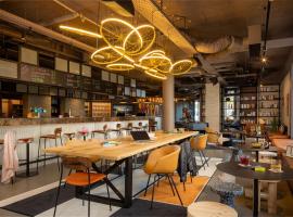 Moxy Paris Clamart: Clamart şehrinde bir otel